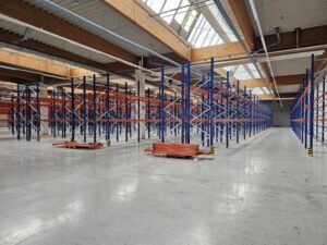 OS-Atterfeld: Ca. 3.260 m² große Halle mit Regalierung und Ergänzungsflächen