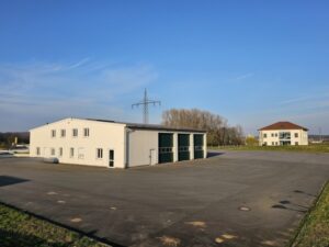 Junge Hallenflächen mit repräsentativem Bürogebäude auf einem ca. 10.000 m großen Grundstück