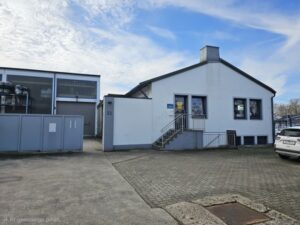 Gewerbeimmobilien mit Hallen- und Büroflächen, optional Freiflächen